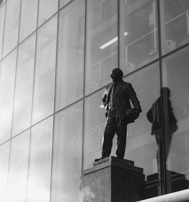 ManchesterUnited_Statue_BW.jpg